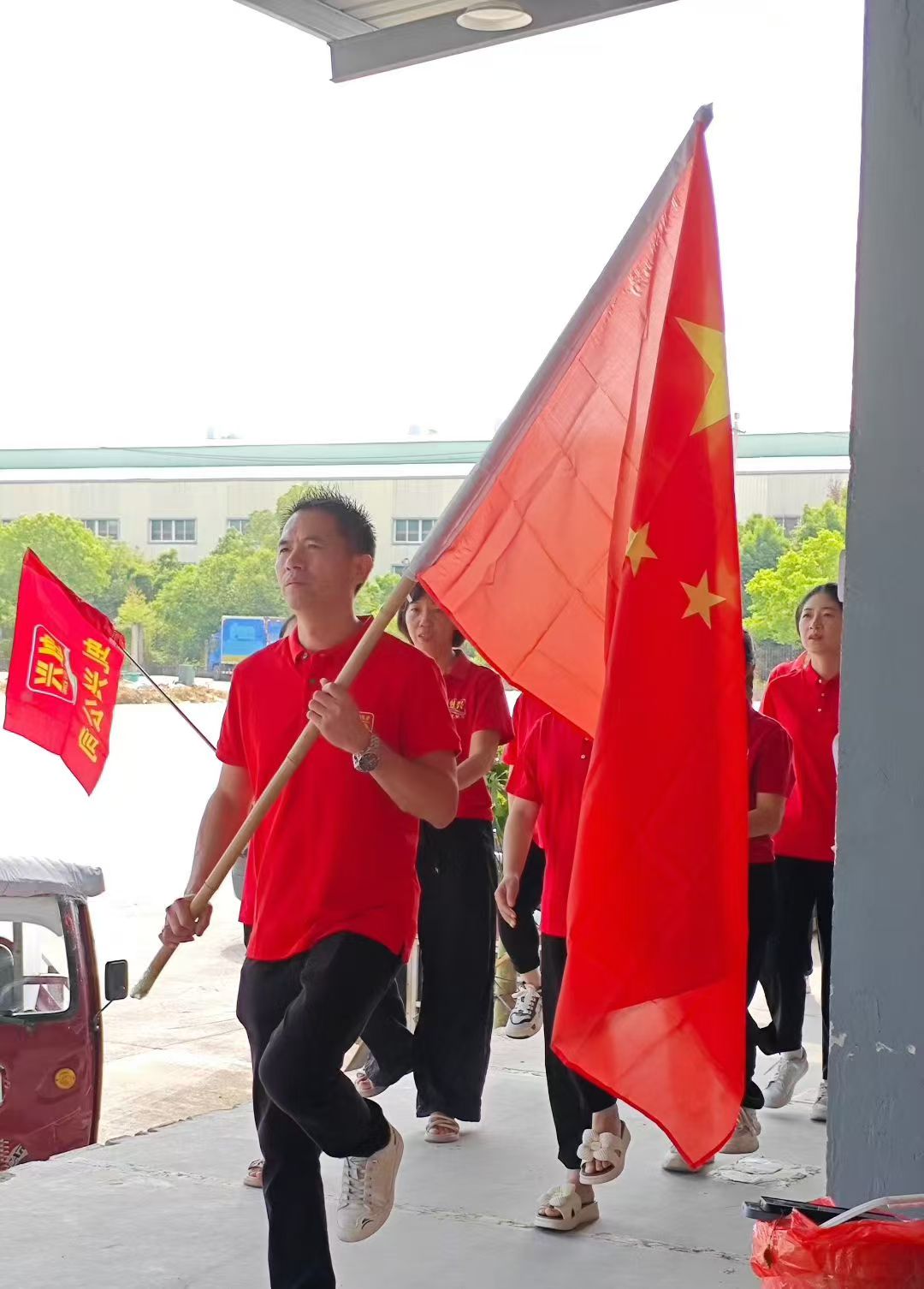 2025年9月3日虬興公司組織員工觀(guān)看閱兵直播，為祖國(guó)的繁榮昌盛感到自豪！